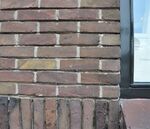 Bijzondere aandacht voor metselwerk: de staande voegen zijn dik gevoegd.
              <br/>
              Richard Keijzer, 2014